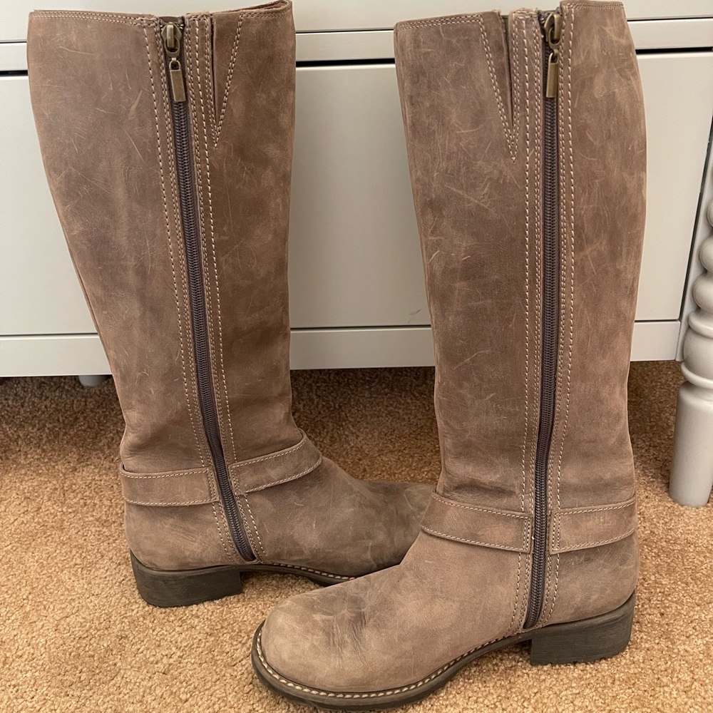 CLARK’S high boots. Size 9.5 M.  Color Taupe/grey